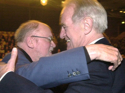 Hanns Dieter Hüsch umarmt Johannes Rau; Rechte: dpa